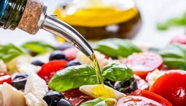 zöldségsaláta növényi olajjal Mediterrán diétás étel